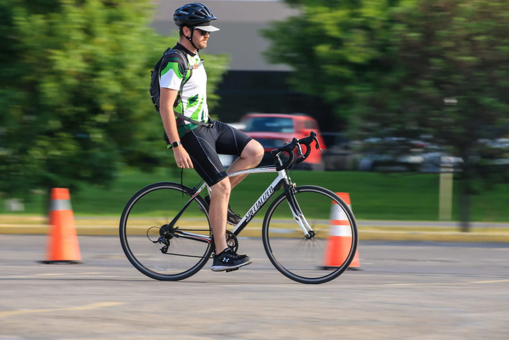 Đạp xe không dùng tay suốt 130km, người đàn ông xác lập kỷ lục thế giới- Ảnh 2.