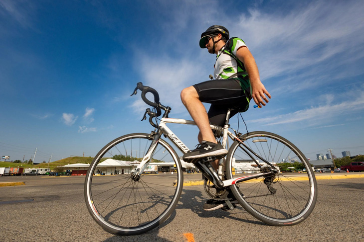 Đạp xe không dùng tay suốt 130km, người đàn ông xác lập kỷ lục thế giới- Ảnh 4.