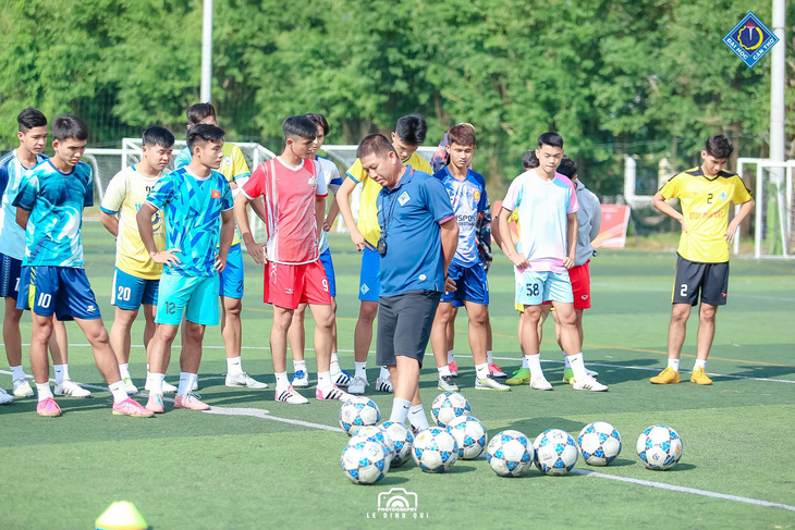 HLV Châu Đức Thành cùng các cầu thủ sinh viên Trường đại học Cần Thơ tập luyện chuẩn bị cho vòng chung kết SV Cup 2023 - Ảnh: CLB Bóng đá ĐHCT