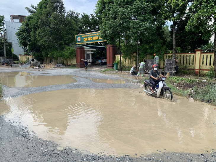 Dự án đường Chu Văn An (TP Quảng Ngãi) chậm tiến độ kéo dài, trở thành nỗi ám ảnh của người dân - Ảnh: TRẦN MAI