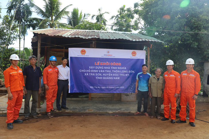 Đại diện Lãnh đạo Công ty Thủy điện Sông Tranh (thứ 2 từ phải sang) cùng lãnh đạo, cán bộ UBND xã Trà Sơn ( Nam Trà My, Quảng Nam) dự lễ khởi công xây dựng nhà tình nghĩa cho hộ ông Đinh Văn Thu