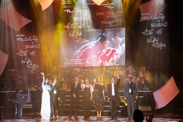 Thiết kế sân khấu của đêm nhạc Phú Quang do các con ông thực hiện cũng rất khác với các đêm nhạc Phú Quang khác - Ảnh: Hòa Nguyễn