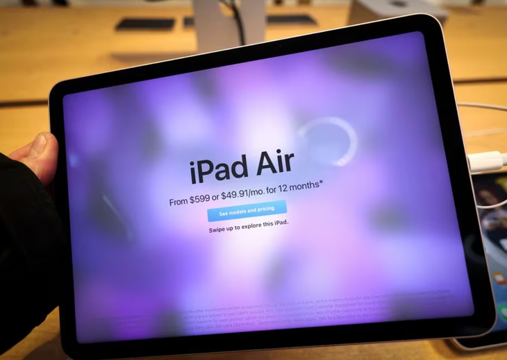 Một mẫu iPad của Apple được trưng bày tại cửa hàng ở thành phố New York, Mỹ tháng 3-2022 - Ảnh: REUTERS