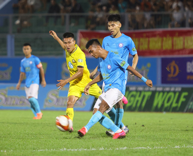 Cầu thủ Khánh Hòa (phải) trong trận thua Thanh Hóa ở vòng 4 V-League 2023-2024 - Ảnh: VPF