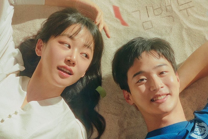 'Like flowers in sand' là bộ phim 'kết sổ' một năm nhộn nhịp của Jang Dong Yoon.