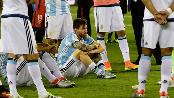 Messi với hình ảnh thất bại cay đắng trước Chile ở chung kết Copa America 2016 - Ảnh: Getty
