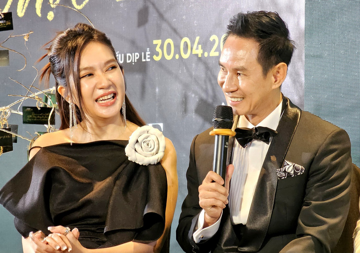 Vợ chồng đạo diễn Lý Hải - nhà sản xuất Minh Hà giới thiệu phim "Lật mặt 7: Một điều ước" - Ảnh: MI LY