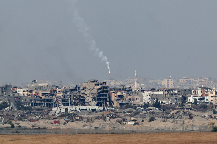 Khói pháo sáng của Israel bốc lên từ Dải Gaza ngày 8-12 - Ảnh: REUTERS