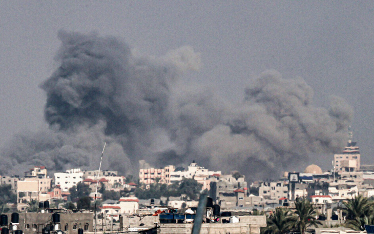 Ảnh chụp từ Rafah cho thấy khói bốc lên cuồn cuộn sau cuộc tấn công của Israel ở thành phố Khan Younis, phía nam Dải Gaza vào ngày 7-12 - Ảnh: AFP