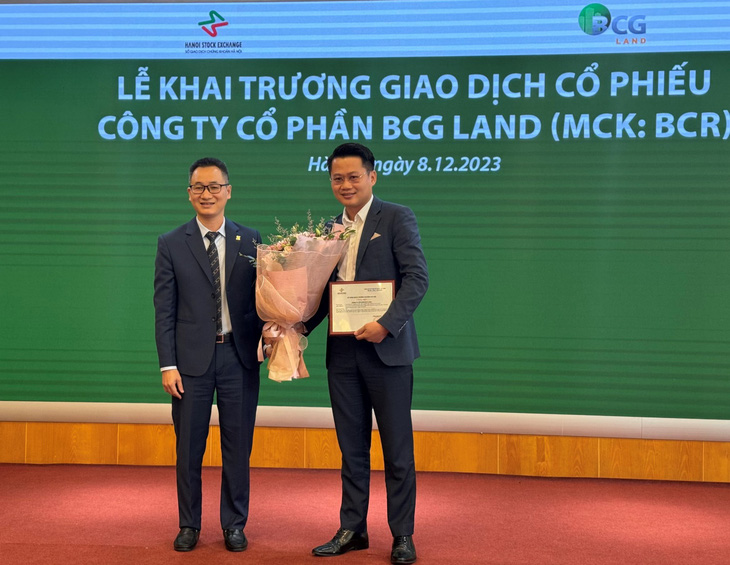 Ông Phạm Đại Nghĩa - phó tổng giám đốc điều hành BCG Land (bên phải) - nhận quyết định giao dịch cổ phiếu BCR trên UPCOM