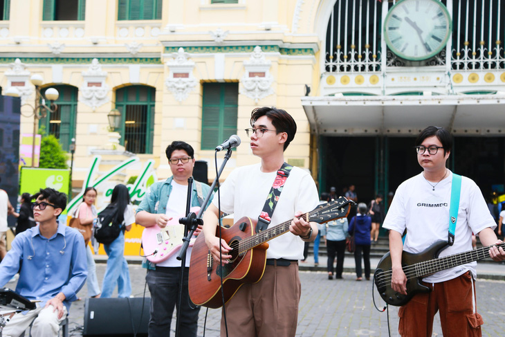 Biểu diễn âm nhạc phía trước Bưu điện Trung tâm Sài Gòn - Ảnh: BTC