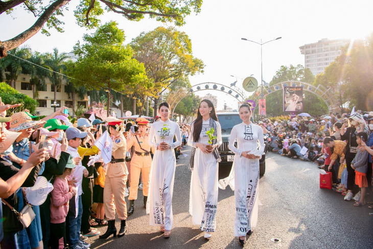 Hoa hậu Tiểu Vy, Hoa hậu Liên lục địa Bảo Ngọc, Á hậu Hoàng My đồng hành cùng hàng ngàn người dân và du khách tôn vinh cây cà phê tại Lễ hội cà phê Buôn Ma Thuột lần thứ 8 - "lễ hội cà phê quốc gia, thu hút gần 90.000 quan khách" (Theo Discovery)