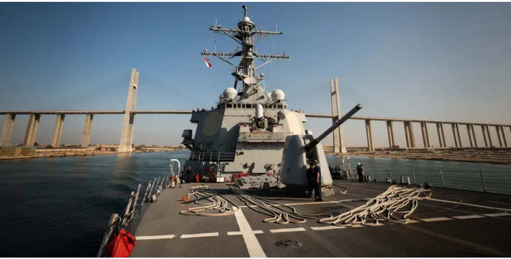 Tàu khu trục mang tên lửa dẫn đường USS Carney của hải quân Mỹ tại kênh đào Suez vào ngày 18-10 - Ảnh: US NAVY