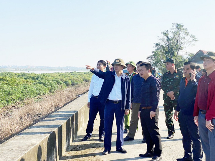 Lực lượng chức năng truy tìm các phạm nhân ở một địa điểm tại địa bàn huyện Cẩm Xuyên - Ảnh: CACC