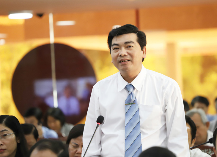 Giám đốc Sở Giáo dục và Đào tạo TP Cần Thơ Trần Thanh Bình trả lời chất vấn - Ảnh: CHÍ QUỐC 