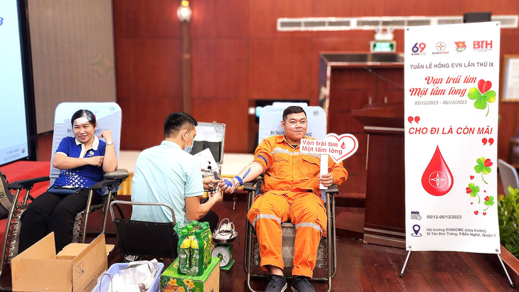 Người lao động ngành điện TP.HCM hiến máu tình nguyện trong Tháng tri ân khách hàng - Ảnh: EVNHCMC