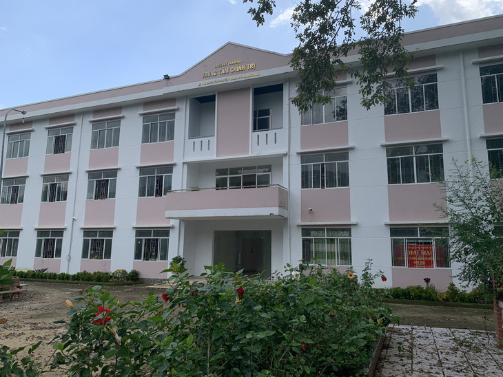 Trung tâm chính trị huyện Trà Bồng tiếp quản và sử dụng dãy nhà chính, nhờ vậy mà giảm bớt lãng phí công trình 32 tỉ đồng này - Ảnh: T.M.