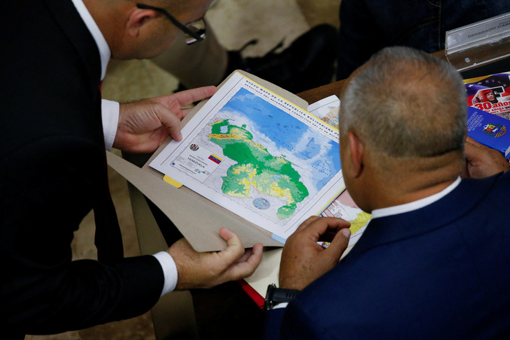Các thành viên Quốc hội Venezuela xem bản đồ trong một phiên họp đặc biệt, khi căng thẳng giữa Venezuela và Guyana gia tăng trong những tuần gần đây do tranh chấp lãnh thổ. Ảnh chụp ở Caracas, Venezuela ngày 6-12 - Ảnh: REUTERS