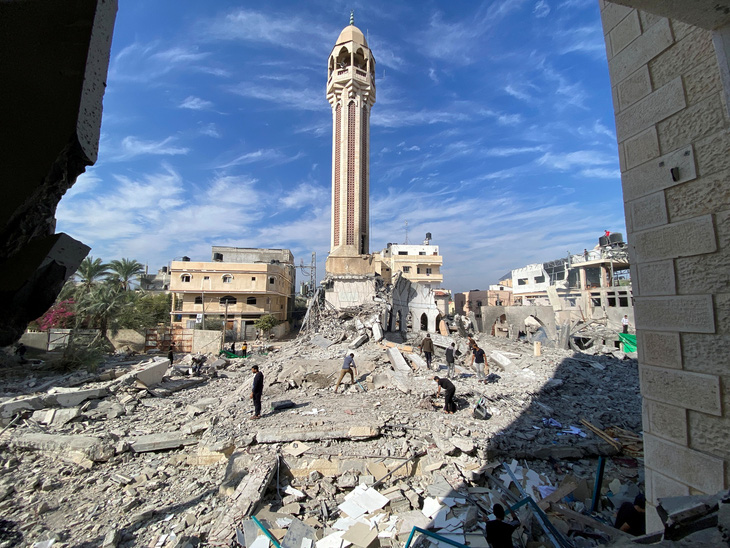 Nhà thờ cổ bị tàn phá ở Gaza ngày 8-12 - Ảnh: REUTERS