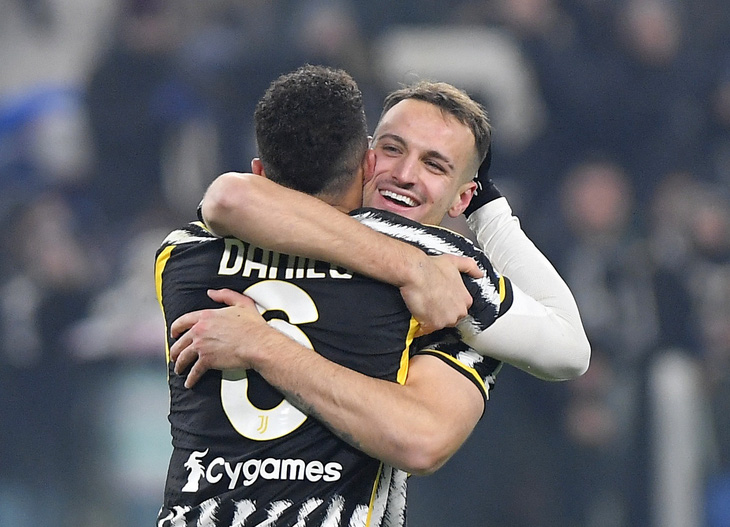 Juventus đánh bại Napoli để leo lên ngôi đầu bảng Serie A - Ảnh: REUTERS