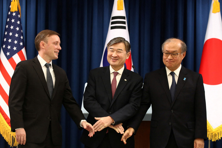 Ba vị cố vấn an ninh (từ trái qua) là Jake Sullivan của Mỹ, Cho Tae Yong của Hàn Quốc và Takeo Akiba của Nhật Bản đã gặp nhau tại Seoul, Hàn Quốc vào ngày 9-12 - Ảnh: REUTERS