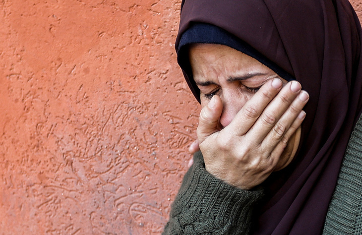 Người phụ nữ khóc thương cho người Palestine thiệt mạng do các cuộc tấn công của Israel, trong đám tang tại Bệnh viện Nasser ở Khan Younis, phía nam Gaza - Ảnh: REUTERS