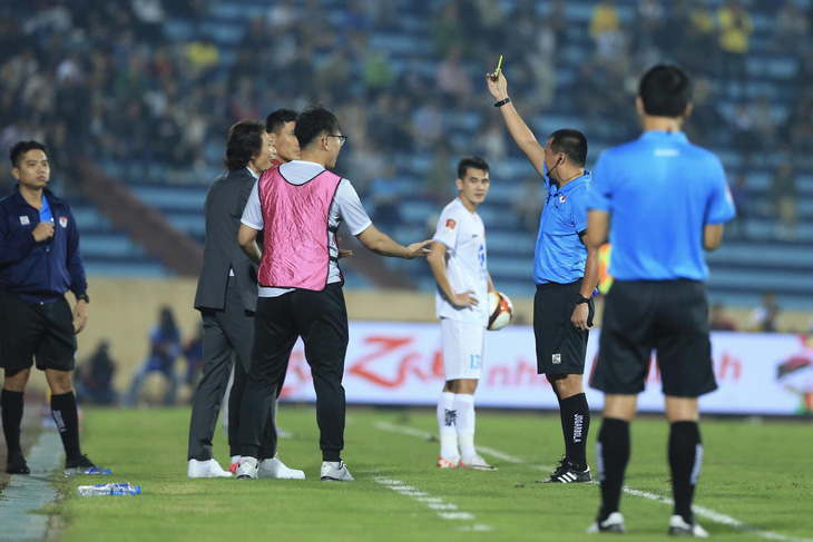 HLV Gong Oh Kyun nhận thẻ vàng vì xô xát với cầu thủ Nam Định - Ảnh: HOÀNG TÙNG