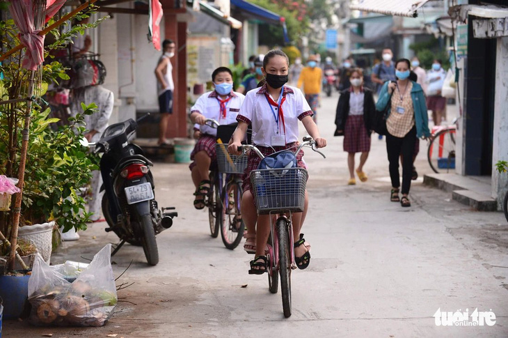 Học sinh xã đảo Thạnh An trên đường đến trường - Ảnh: QUANG ĐỊNH