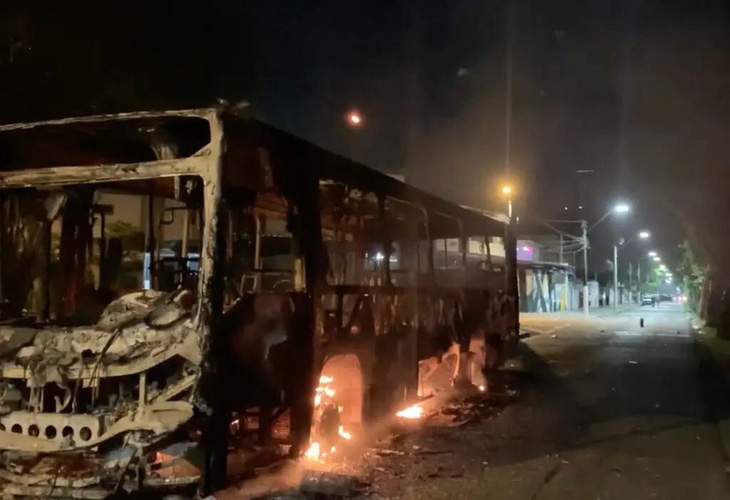 Một chiếc xe buýt bị đốt cháy rụi trong sự giận dữ của cổ động viên Santos - Ảnh: New York Post