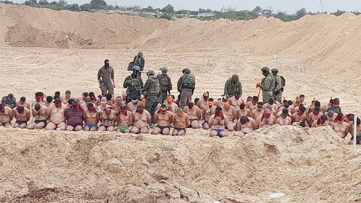 Hình ảnh cho thấy nhóm đàn ông bị Israel bắt giữ trong tình trạng không mặc quần áo, bị bịt mắt và quỳ trên đất - Ảnh: CNN
