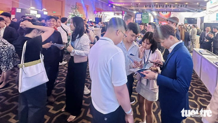 Các nhân viên người Việt và người nước ngoài liên tục chào mời khách hàng điền thông tin cá nhân - Ảnh: BÔNG MAI