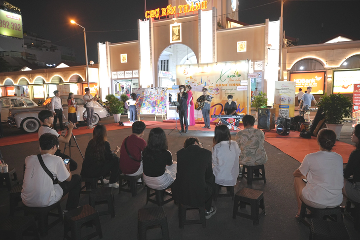 Thắp sáng bên ngoài chợ Bến Thành để thu hút du khách về đêm là một trong những kế hoạch của Sở Du lịch TP - Ảnh: HẢI KIM