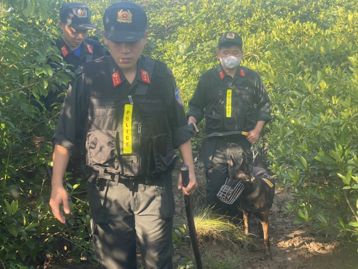 Lực lượng cảnh sát cùng chó nghiệp vụ truy tìm hai phạm nhân trốn trại - Ảnh: CACC