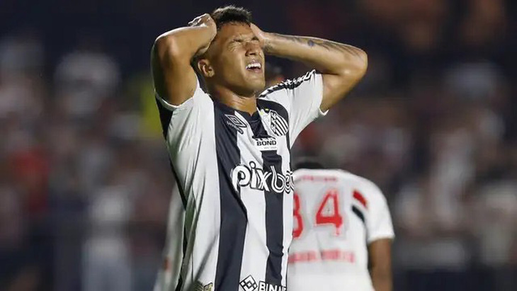 Cầu thủ Santos thất vọng sau khi để thua Fortaleza - Ảnh: Reuters