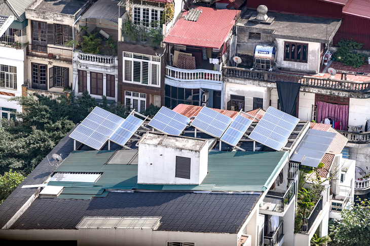 Điện mặt trời mái nhà được lắp đặt tại Hà Nội - Ảnh: NAM TRẦN