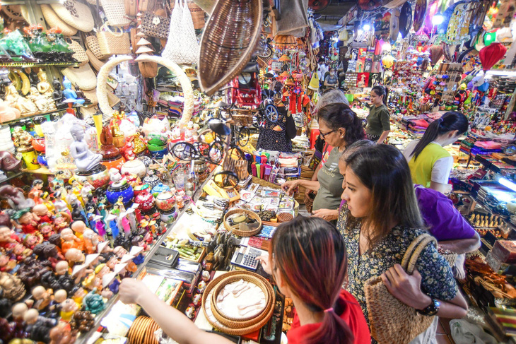 Du khách mua sắm ở chợ Bến Thành - Ảnh: QUANG ĐỊNH