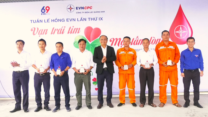 PC Quảng Nam trao kỷ niệm chương 