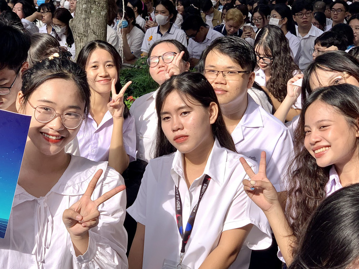 Sinh viên Trường đại học Khoa học xã hội và Nhân văn (Đại học Quốc gia TP.HCM) từ nay muốn chụp ảnh, ghi hình, ghi âm trong lớp, trong trường phải có sự đồng ý của người khác - Ảnh: TRẦN HUỲNH