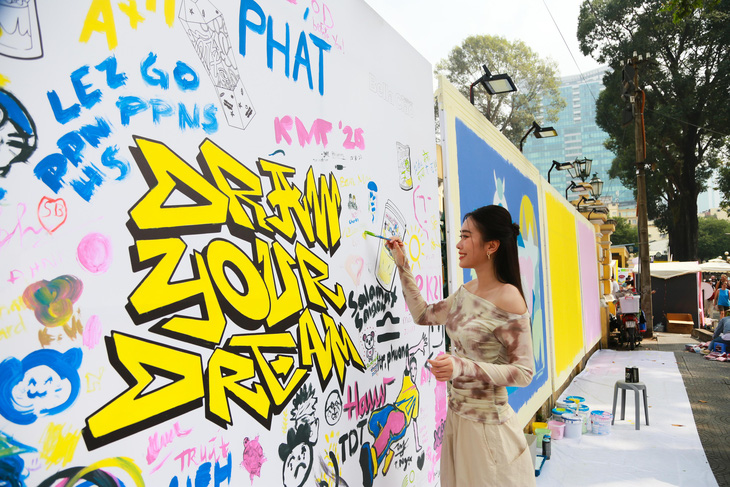 Hoa hậu Ban Mai tham gia vẽ tranh