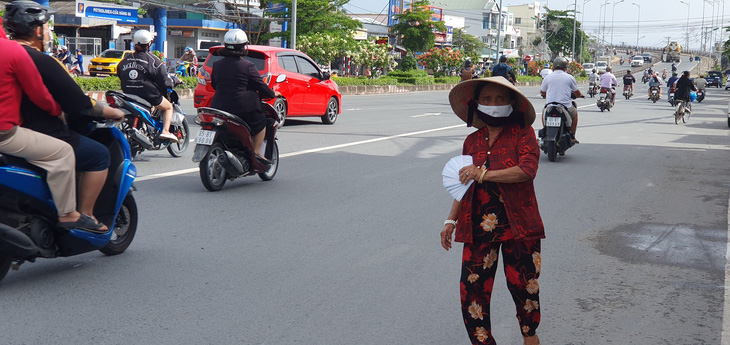 Người bán vé số xuống cả lòng đường Ba Tháng Hai, quận Ninh Kiều, TP Cần Thơ để bán vé số - Ảnh: LÊ DÂN