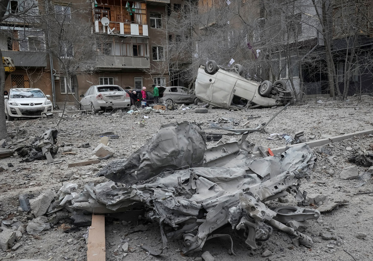 Khung cảnh ở Kharkov (Ukraine) ngày 8-12 sau một cuộc tấn công của Nga - Ảnh: REUTERS
