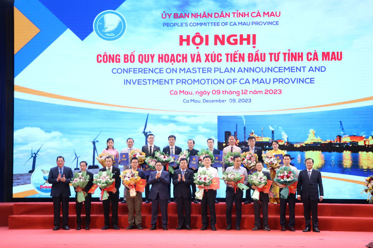 Các doanh nghiệp, nhà đầu tư nhận hoa chúc mừng của tỉnh Cà Mau - Ảnh: THANH HUYỀN