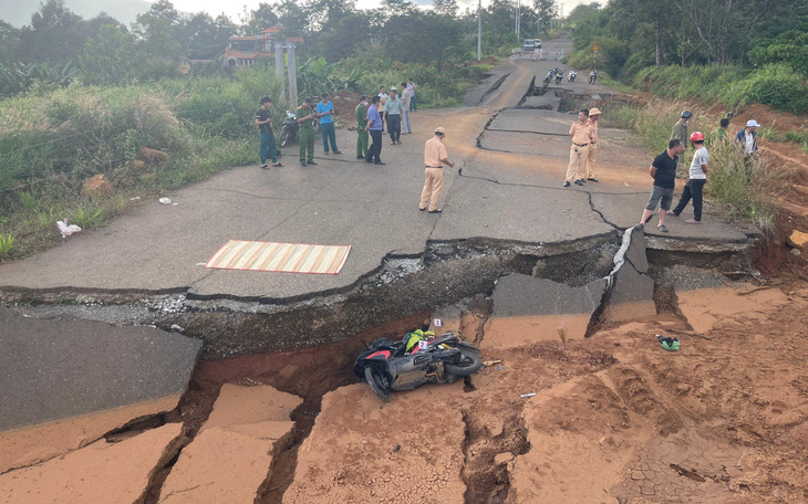 Lập rào, không cho dân đi vào đường 800 tỉ chưa dùng đã tan nát - Ảnh 5.