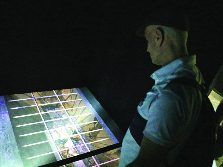 Hệ thống chuồng cọp qua công nghệ trình chiếu 3D tại Bảo tàng Chứng tích Chiến tranh. Ảnh: TRỌNG NHÂN