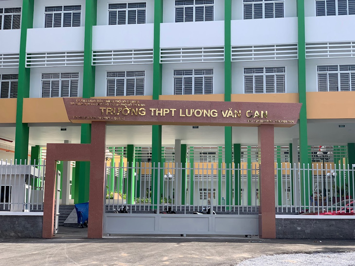 Sở GD-ĐT TP.HCM xử lý vụ miễn nhiệm 9 tổ trưởng, tổ phó ở Trường THPT Lương Văn Can - Ảnh 1.
