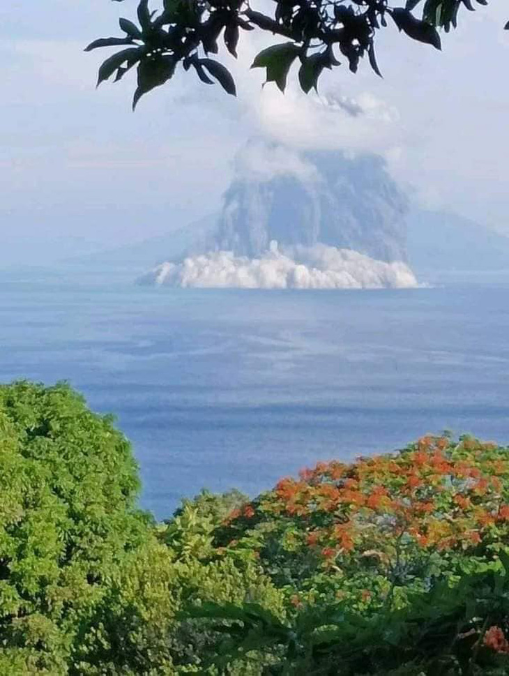 Núi lửa chìm dưới biển phun trào, Vanuatu báo động - Ảnh 2.