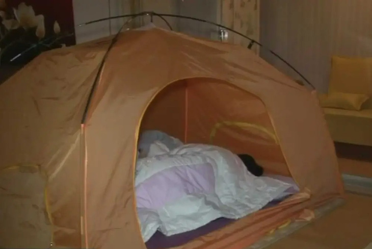 Hàn Quốc: Người dân dựng lều trong phòng ngủ để giữ ấm do giá năng lượng tăng cao - Ảnh 1.