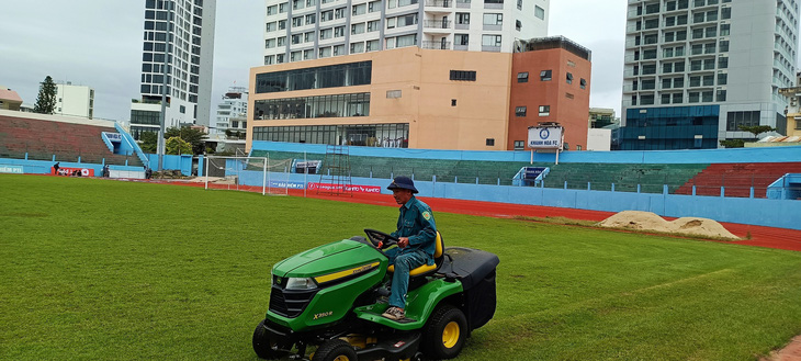 Khánh Hòa gấp rút sửa chữa sân vận động 19-8 trước mùa giải V-League 2023 - Ảnh 5.