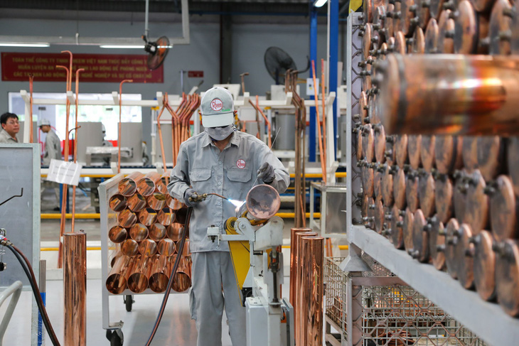 Sản xuất tại nhà máy của Công ty Rheem Việt Nam (vốn FDI từ Australia) vừa được mở rộng dây chuyền trong khu công nghiệp tại thành phố Thủ Dầu Một, tỉnh Bình Dương từ đầu năm 2023 - Ảnh: Q.THANH