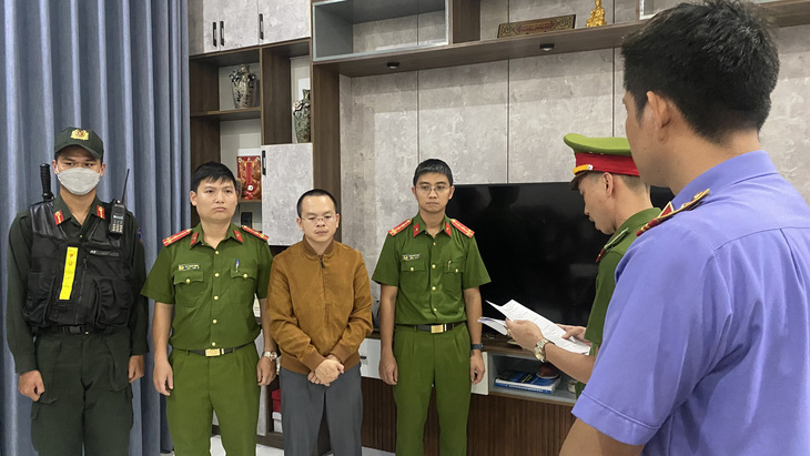 Cơ quan điều tra tống đạt quyết định khởi tố, bắt giam Hoàng Quang Huy về tội tham ô tài sản - Ảnh: H.B.